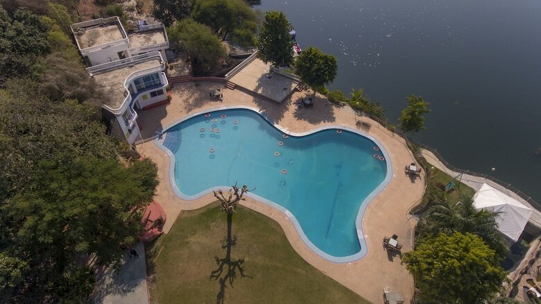 Hotel Jaisamand Island Resort