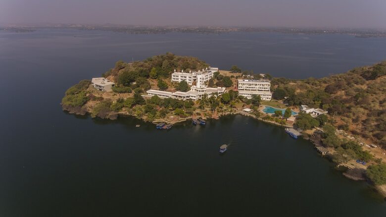 Hotel Jaisamand Island Resort