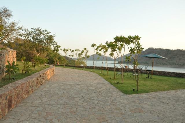 Hotel Jaisamand Island Resort