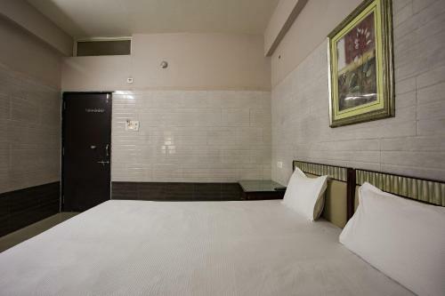 Spot On 23725 Jay Shanti Palace Hotel