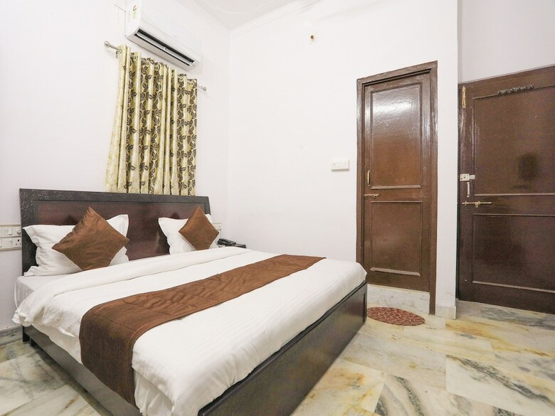 Oyo 9971 Hotel Royal T