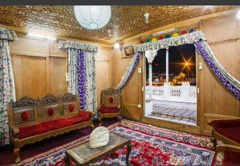 S Group Of Houseboat