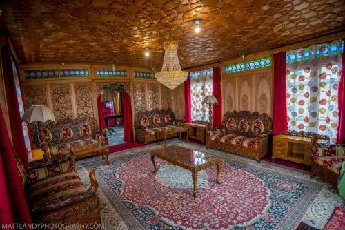 Young Beauty Star Houseboat