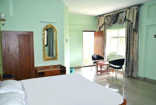 Hotel La Flora Paradise Residency ,yercaud