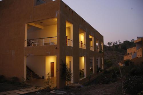 Hotel The Yellow Retreat