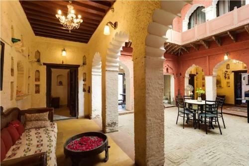 Villa Hostie Lal Darwaza-100 Yr Old Manor