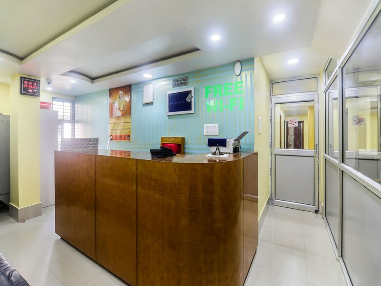 Oyo 27073 Hotel Grand Silicon