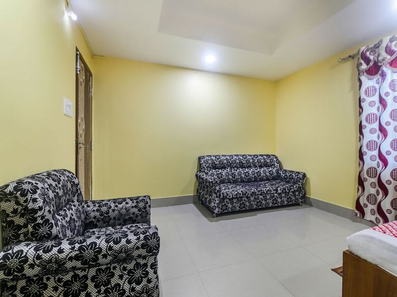 Oyo 27073 Hotel Grand Silicon