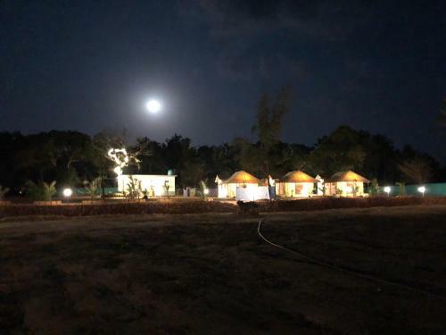 Hotel 5 Mile Beach Resort