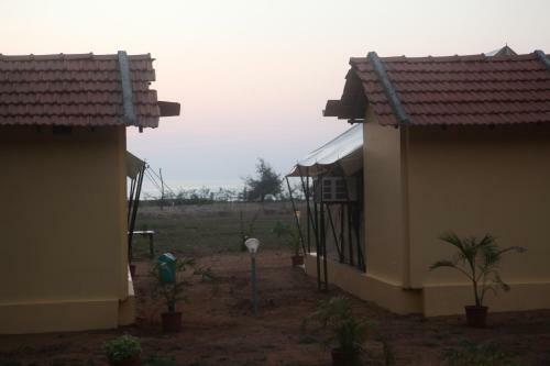 Hotel 5 Mile Beach Resort