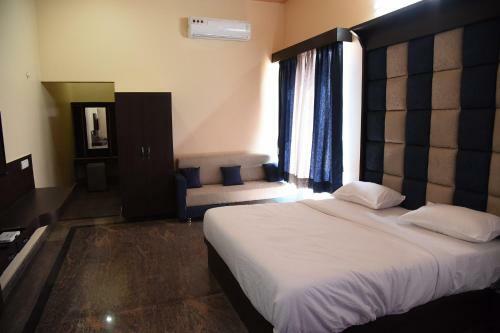 Hotel Chitrakoot Garden And Resorts