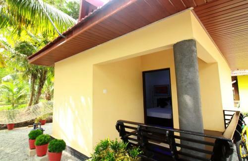 Hotel Munroe Island Lake Resort