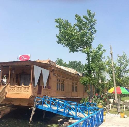 New Dera Group Houseboats