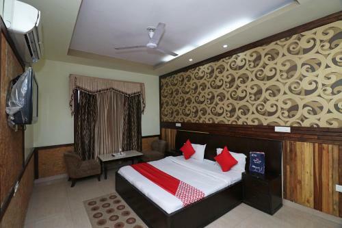 Hotel Oyo 26584 Royal Castle