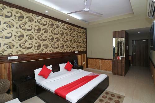 Hotel Oyo 26584 Royal Castle