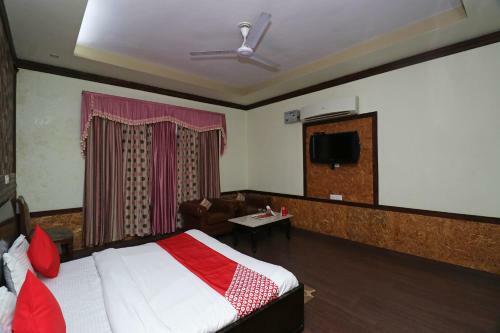 Hotel Oyo 26584 Royal Castle