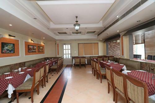 Hotel Oyo 26584 Royal Castle
