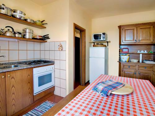 Torricella Villa Sleeps 10 Wifi