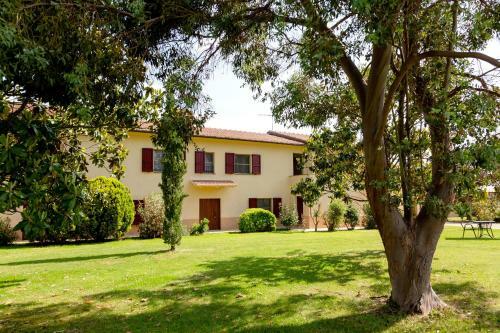 Hostal Tenuta Lamborghini Golf & Resort