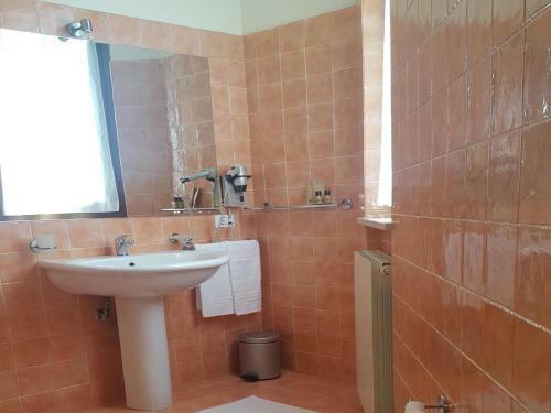 Morden Apartment In Sarnano With Pool