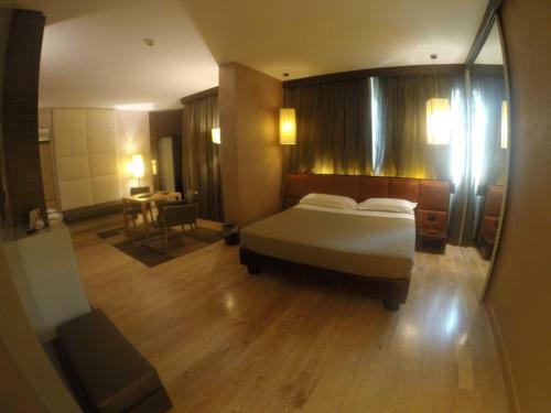 Iris Mhotel