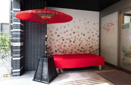 Shinsaibashi-higashi Crystal Hotel