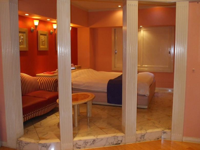 Hotel Large (Adult Only)