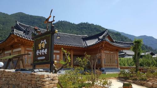 Hostal Myeongga Hanok Pension