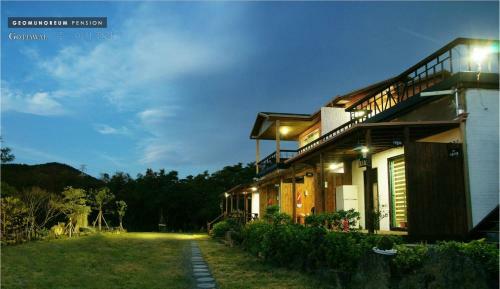 Gotjawal Geomunoreum Pension