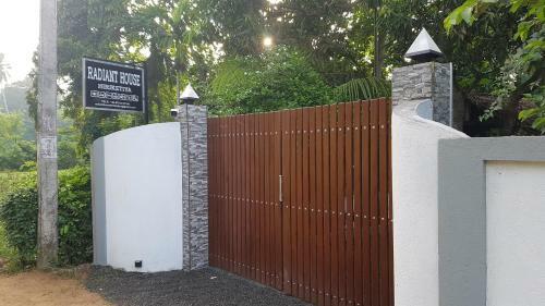 Hostal Hiriketiya Radiant House