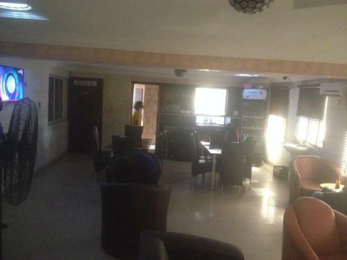 Glasshouse Hotel And Suites