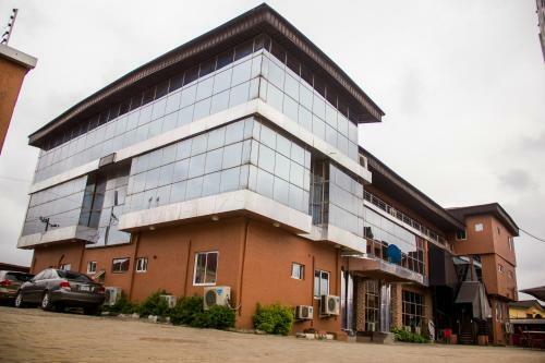 Glasshouse Hotel And Suites