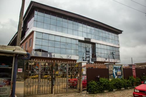 Glasshouse Hotel And Suites