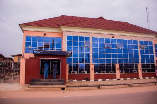 Glasshouse Hotel And Suites