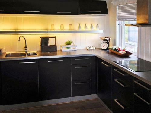Three-bedroom Holiday Home In Inndyr