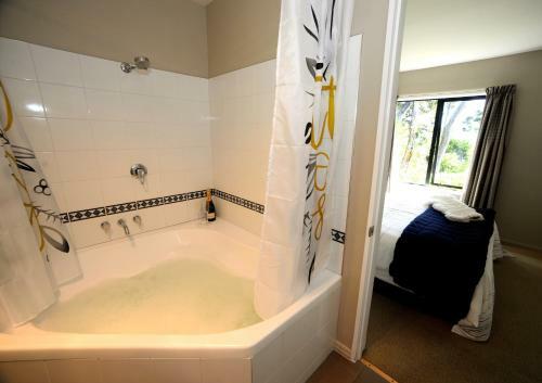 Secluded Getaway - Romantic And Tranquil Akaroa Holiday Home