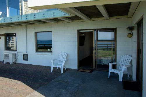 Wills On The Water - Beachfront Apartment