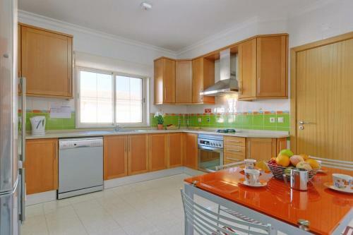 Gale Villa Sleeps 8 Pool Air Con Wifi