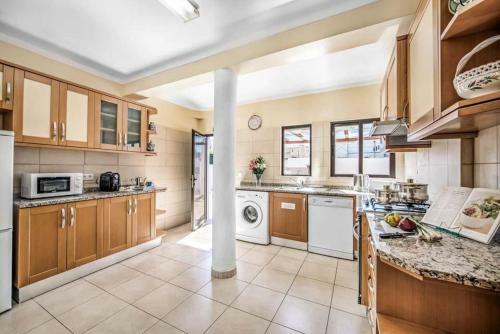 Gale Villa Sleeps 8 Pool Air Con Wifi