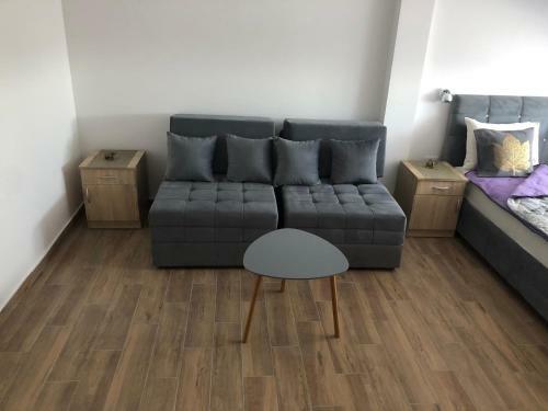 10 Apartments