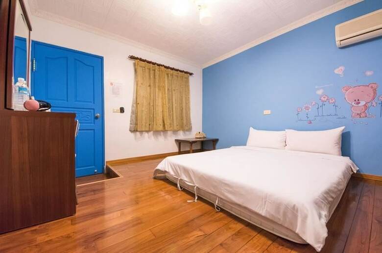 Bed & Breakfast Dog House