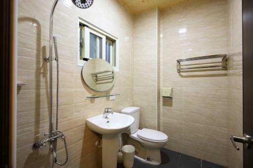Xincheng Old Street B&B