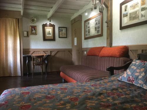 Hostal Salamandra Village