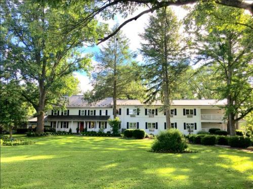 Posada Edgewater Inn & Riverside Grill
