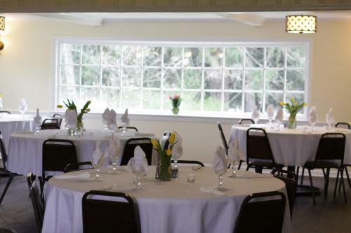 Posada Edgewater Inn & Riverside Grill