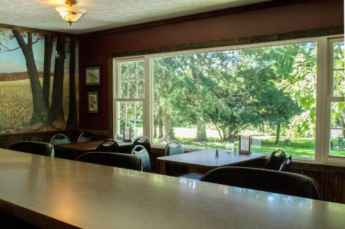 Posada Edgewater Inn & Riverside Grill