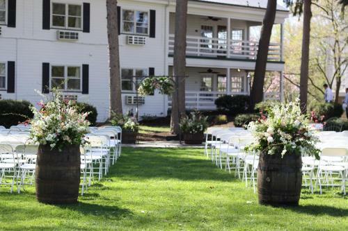 Posada Edgewater Inn & Riverside Grill