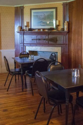 Posada Edgewater Inn & Riverside Grill