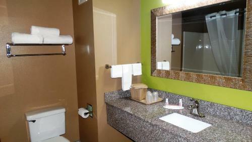 Hotel Oak Tree Inn & Suites