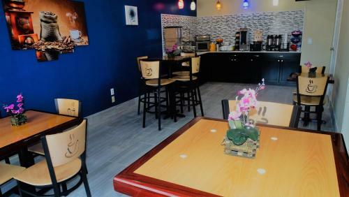 Hotel Oak Tree Inn & Suites